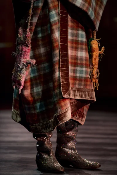 Look 15